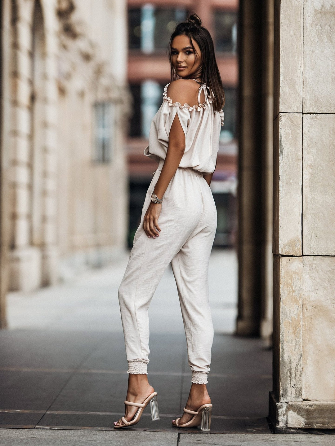 Dame jumpsuit med åbne skuldre og V-udskæring