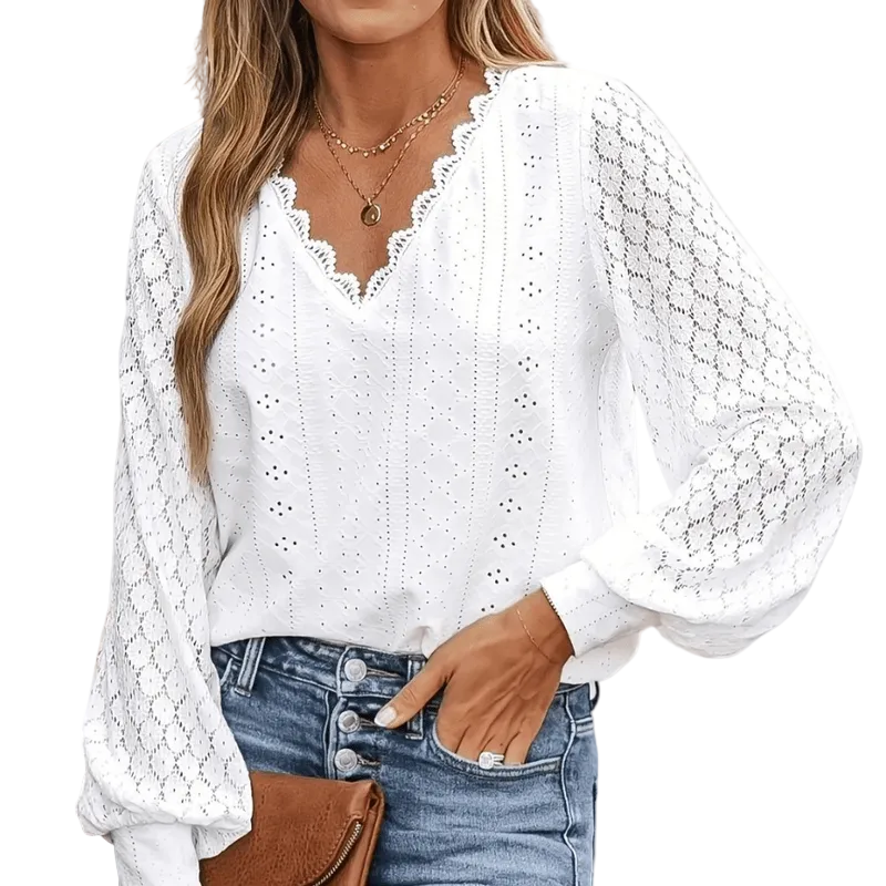 Damebluse med V-hals og blonde-detaljer, elegant og feminint tøj til hverdagsbrug.