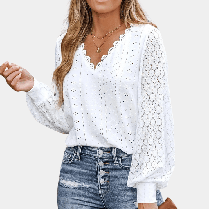 Damebluse med V-hals og blonde-detaljer, elegant og feminint tøj til hverdagsbrug.