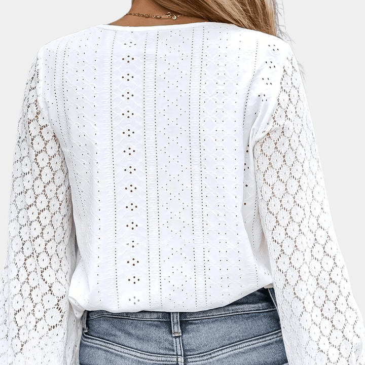 Damebluse med V-hals og blonde-detaljer, elegant og feminint tøj til hverdagsbrug.