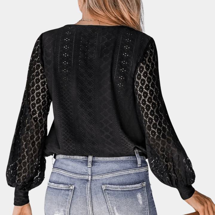 Damebluse med V-hals og blonde-detaljer, elegant og feminint tøj til hverdagsbrug.