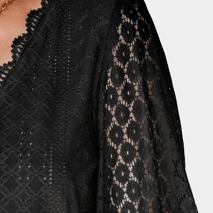 Damebluse med V-hals og blonde-detaljer, elegant og feminint tøj til hverdagsbrug.