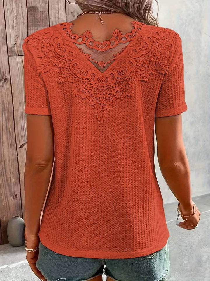 Dame T-shirt, rund hals med blondekant, stilfuldt og afslappet look, perfekt til mange outfits.