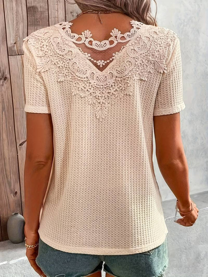 Dame T-shirt, rund hals med blondekant, stilfuldt og afslappet look, perfekt til mange outfits.