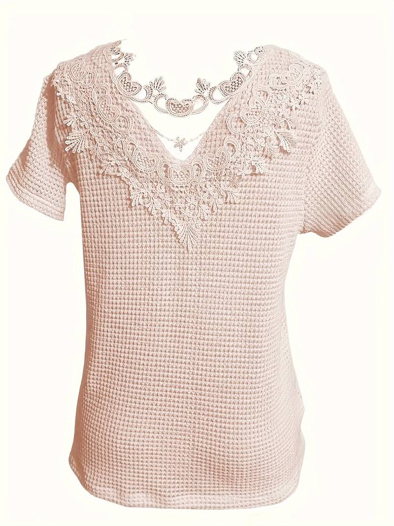 Dame T-shirt, rund hals med blondekant, stilfuldt og afslappet look, perfekt til mange outfits.