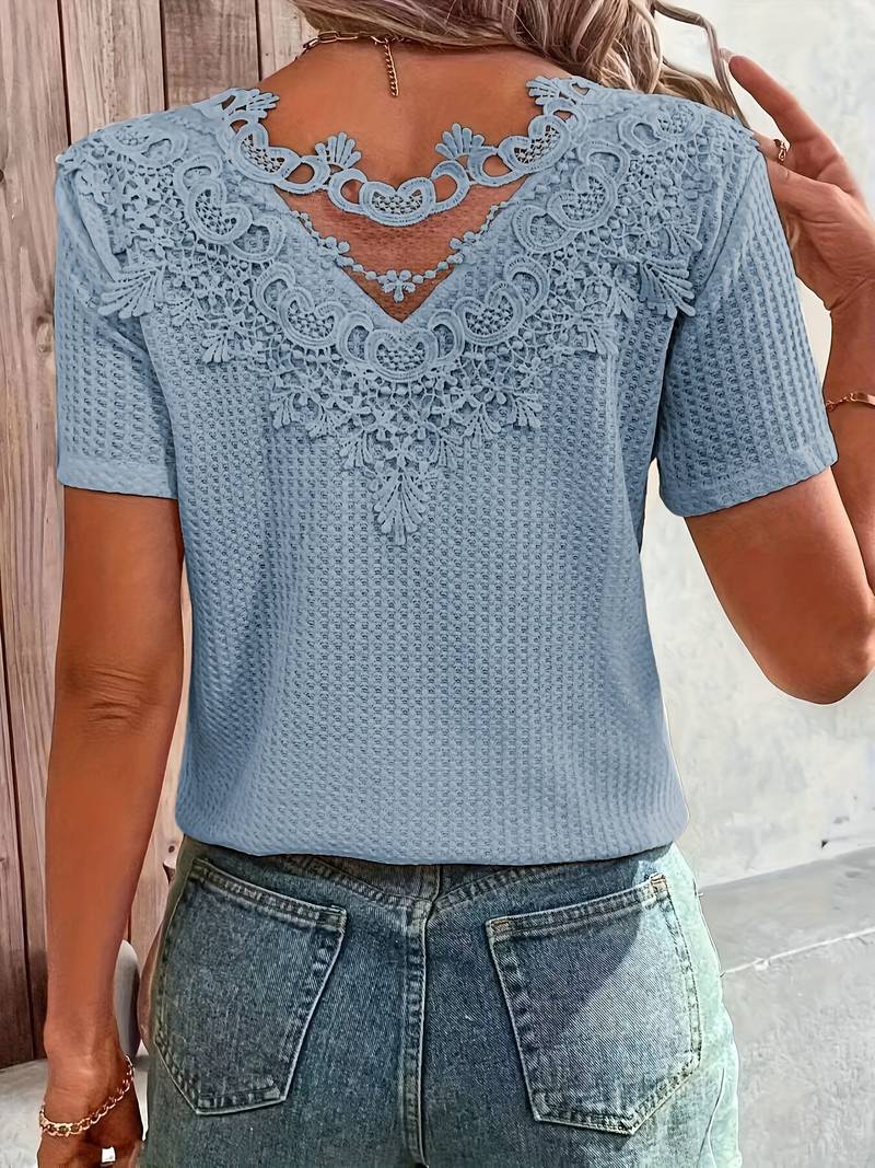 Dame T-shirt, rund hals med blondekant, stilfuldt og afslappet look, perfekt til mange outfits.