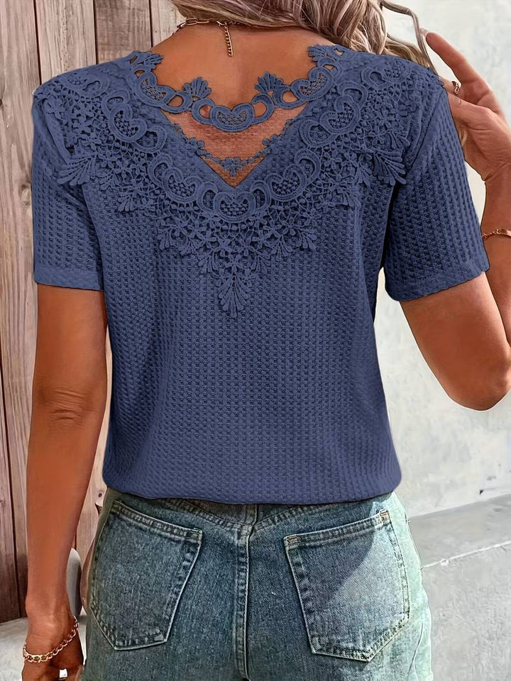 Dame T-shirt, rund hals med blondekant, stilfuldt og afslappet look, perfekt til mange outfits.