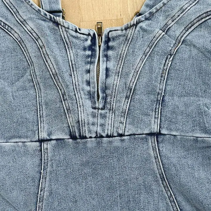 Dame denimkjole med justerbare stropper, elegant og komfortabel silhuet