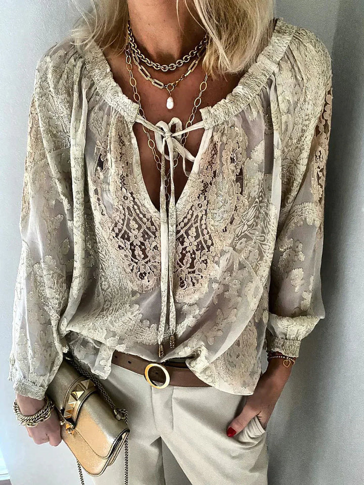 Damebluse med skarpe design-detaljer, tidløst og stilfuldt valg til hverdag og fest.