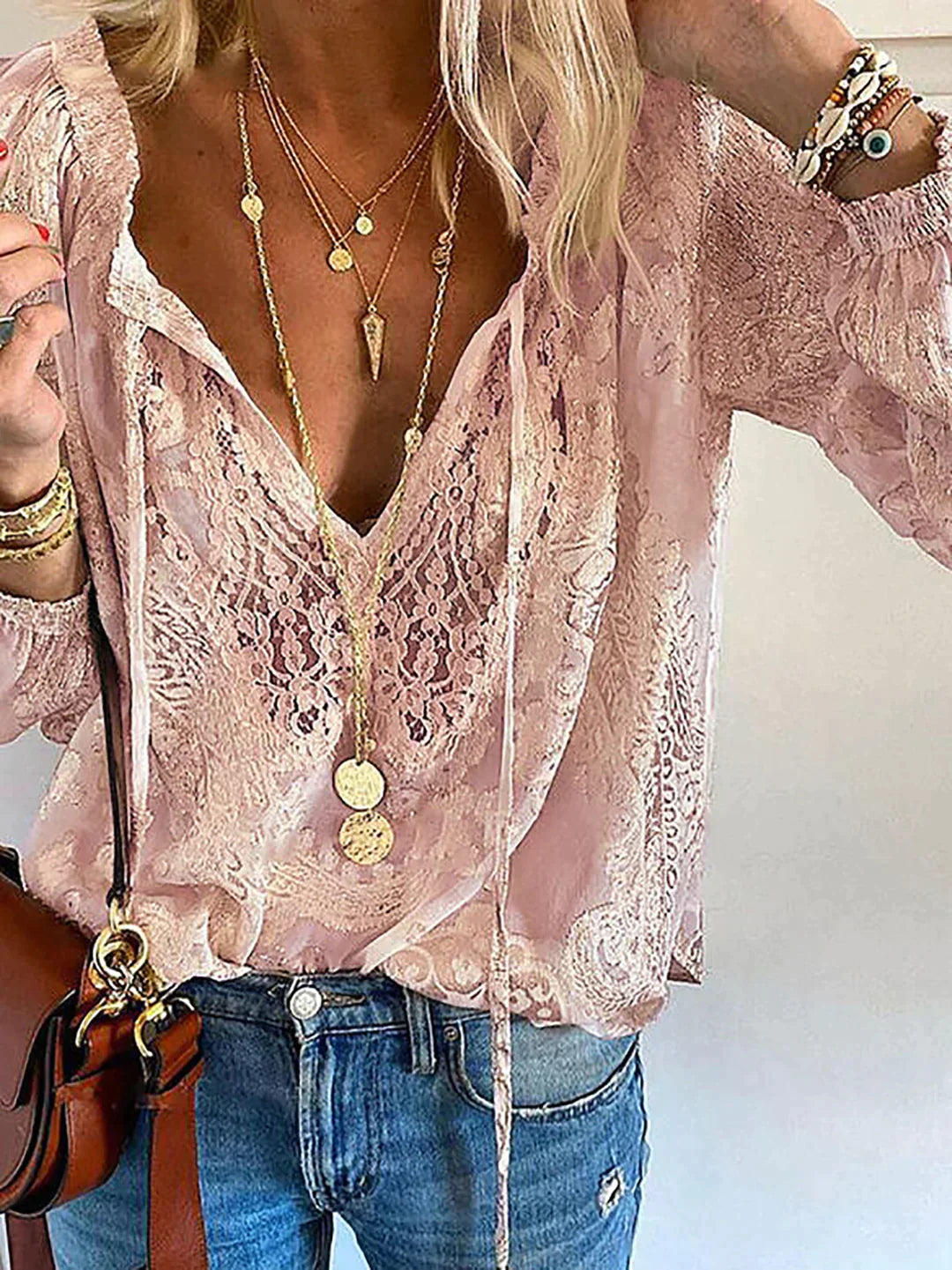 Damebluse med skarpe design-detaljer, tidløst og stilfuldt valg til hverdag og fest.