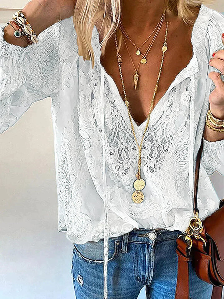 Damebluse med skarpe design-detaljer, tidløst og stilfuldt valg til hverdag og fest.