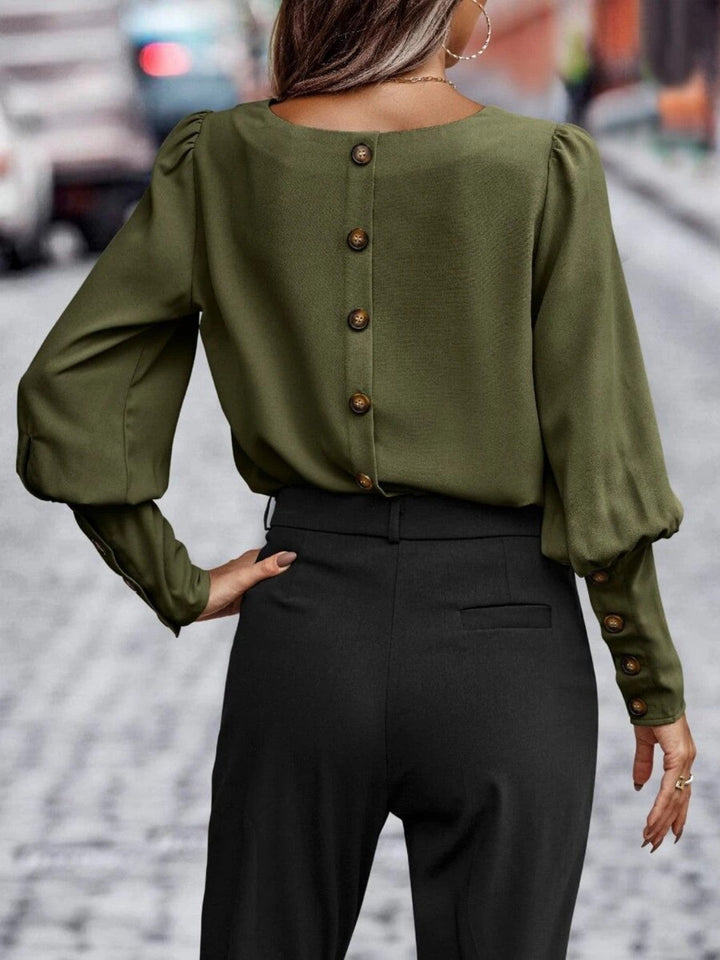 Damebluse med rund hals, korte ærmer, velegnet til jeans eller nederdel, let og komfortabel.