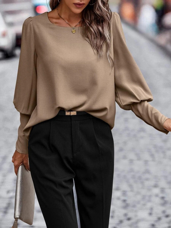 Damebluse med rund hals, korte ærmer, velegnet til jeans eller nederdel, let og komfortabel.