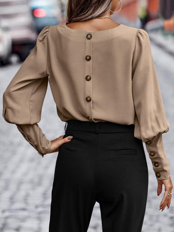 Damebluse med rund hals, korte ærmer, velegnet til jeans eller nederdel, let og komfortabel.