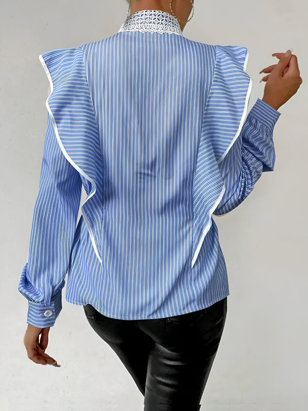 Dame stribet langærmet bluse med flæser, blødt materiale og elegant design. Perfekt til hverdagsbrug og fest.