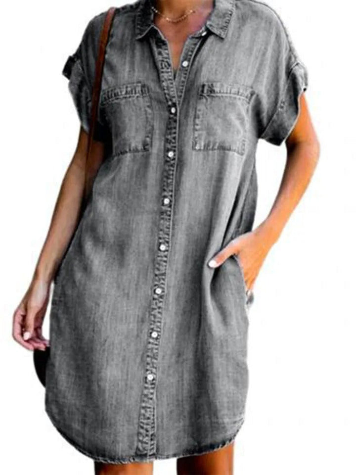Dame casual denim skjortkjole med knaplukning foran og sidelommer. Stilfuld og behagelig til hverdagsbrug.