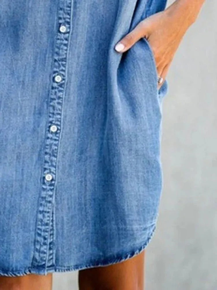 Dame casual denim skjortkjole med knaplukning foran og sidelommer. Stilfuld og behagelig til hverdagsbrug.