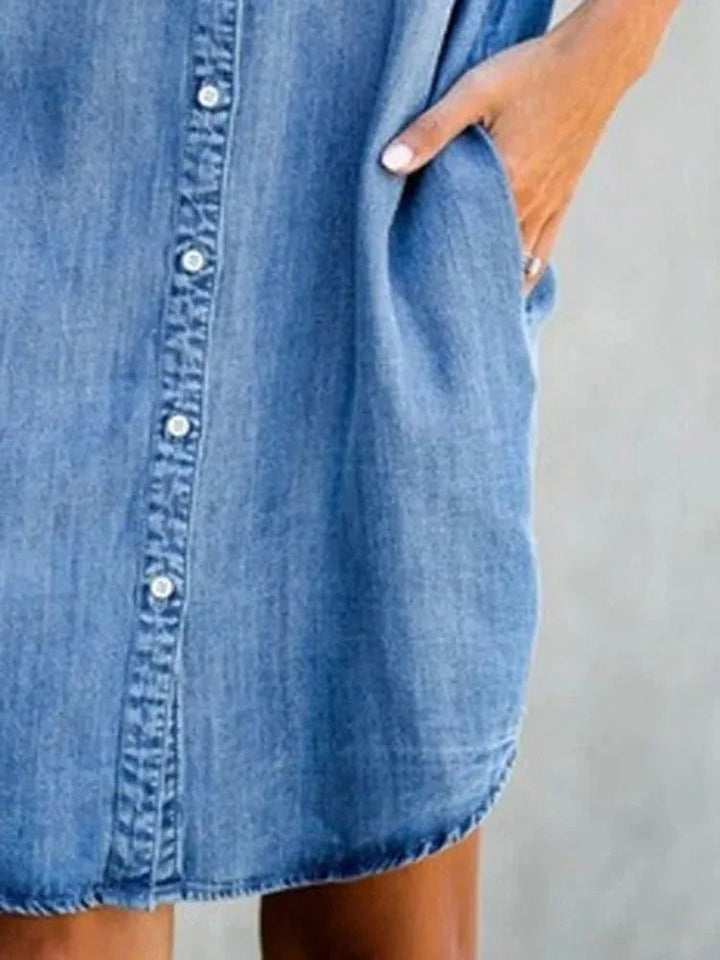 Dame casual denim skjortkjole med knaplukning foran og sidelommer. Stilfuld og behagelig til hverdagsbrug.