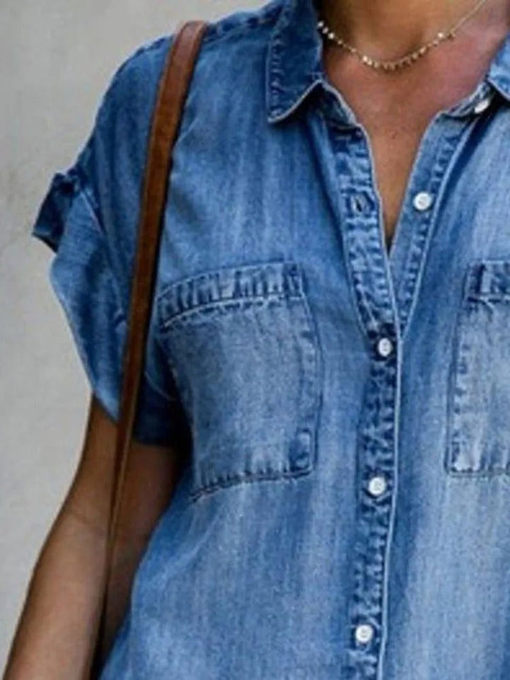 Dame casual denim skjortkjole med knaplukning foran og sidelommer. Stilfuld og behagelig til hverdagsbrug.