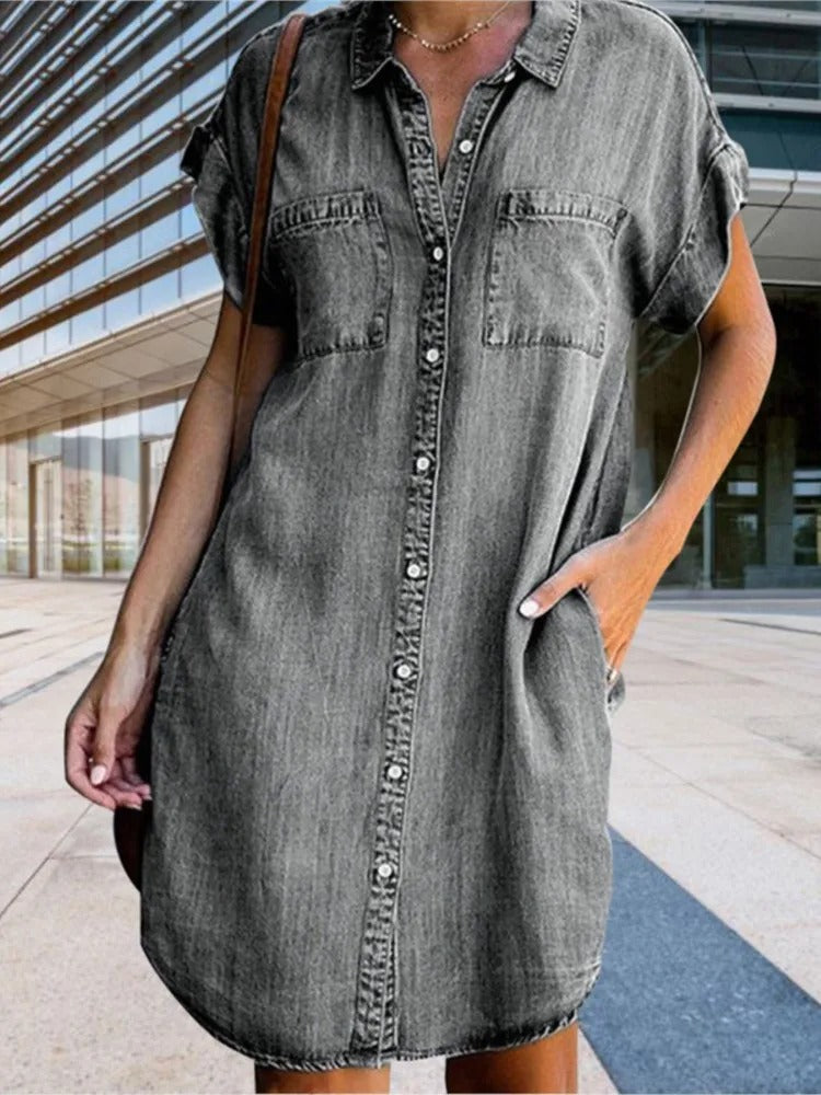 Dame casual denim skjortkjole med knaplukning foran og sidelommer. Stilfuld og behagelig til hverdagsbrug.