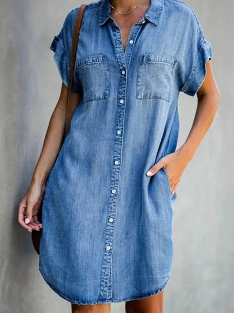Dame casual denim skjortkjole med knaplukning foran og sidelommer. Stilfuld og behagelig til hverdagsbrug.