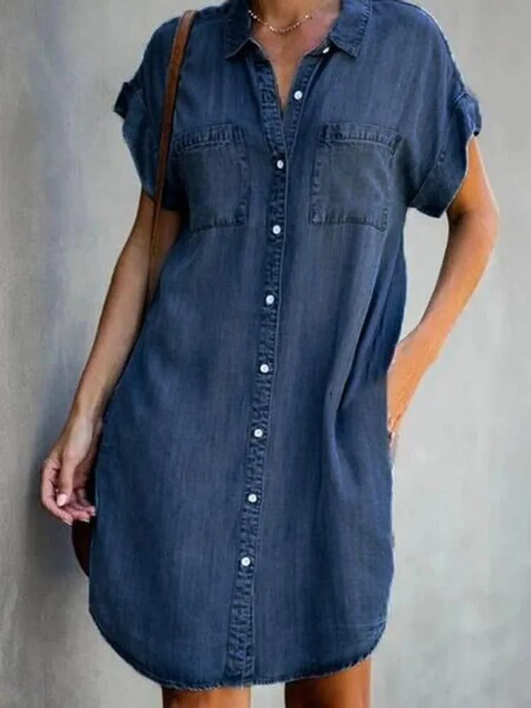 Dame casual denim skjortkjole med knaplukning foran og sidelommer. Stilfuld og behagelig til hverdagsbrug.
