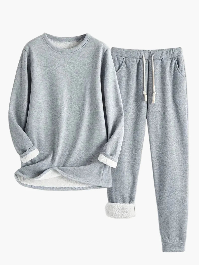 Dame afslappet todelt loungesæt, blødt for; løs bluse med rund hals, elastiske bukser med snøre.