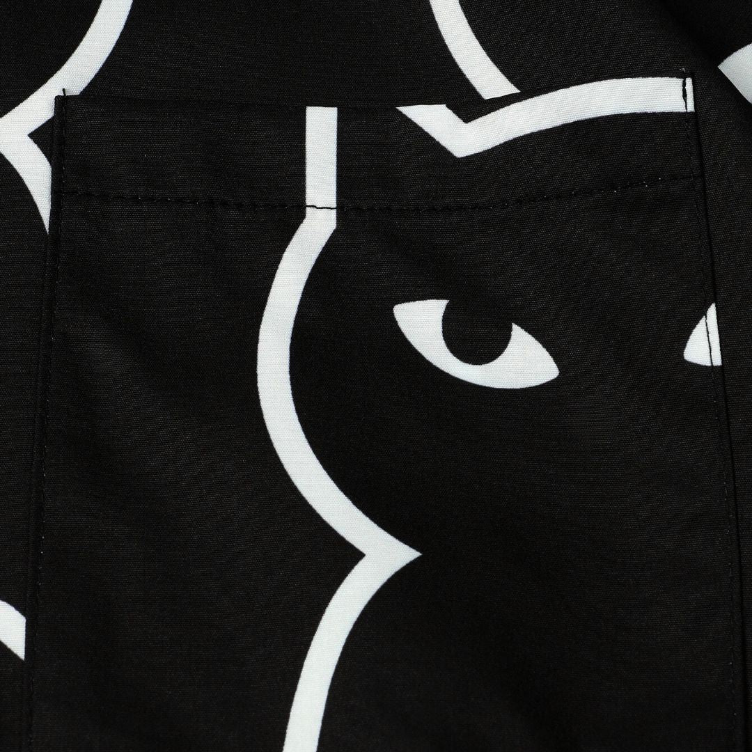 Dame afslappet sort t-shirt med katteprint, let og åndbart stof, farverigt katteprint foran, stilfuldt look.