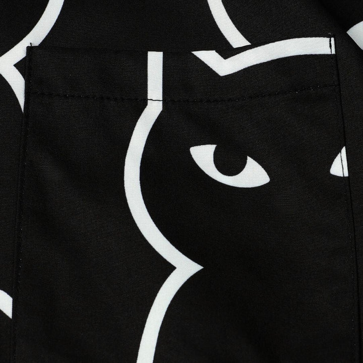 Dame afslappet sort t-shirt med katteprint, let og åndbart stof, farverigt katteprint foran, stilfuldt look.