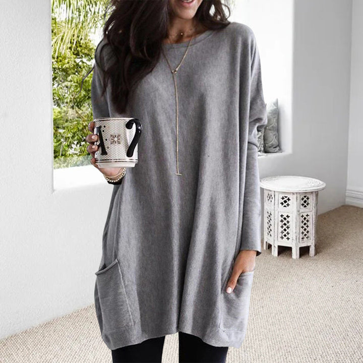 Dame afslappet langærmet pullover, blødt stof, forlommer, stilfuldt look, fotograferet forfra, velegnet til hverdag og fritid.