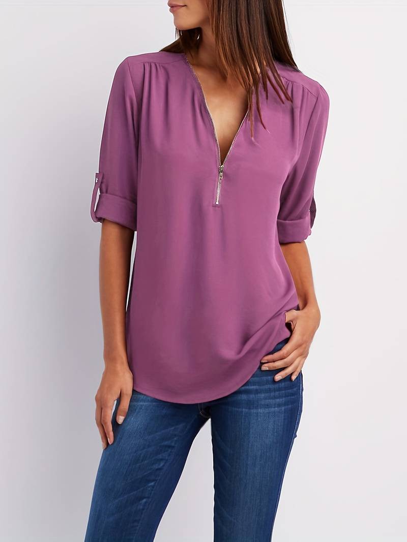 Dame afslappet bluse, rullekrave, halv lynlås, bagfra, mørkebrun, komfortabelt og åndbart design.