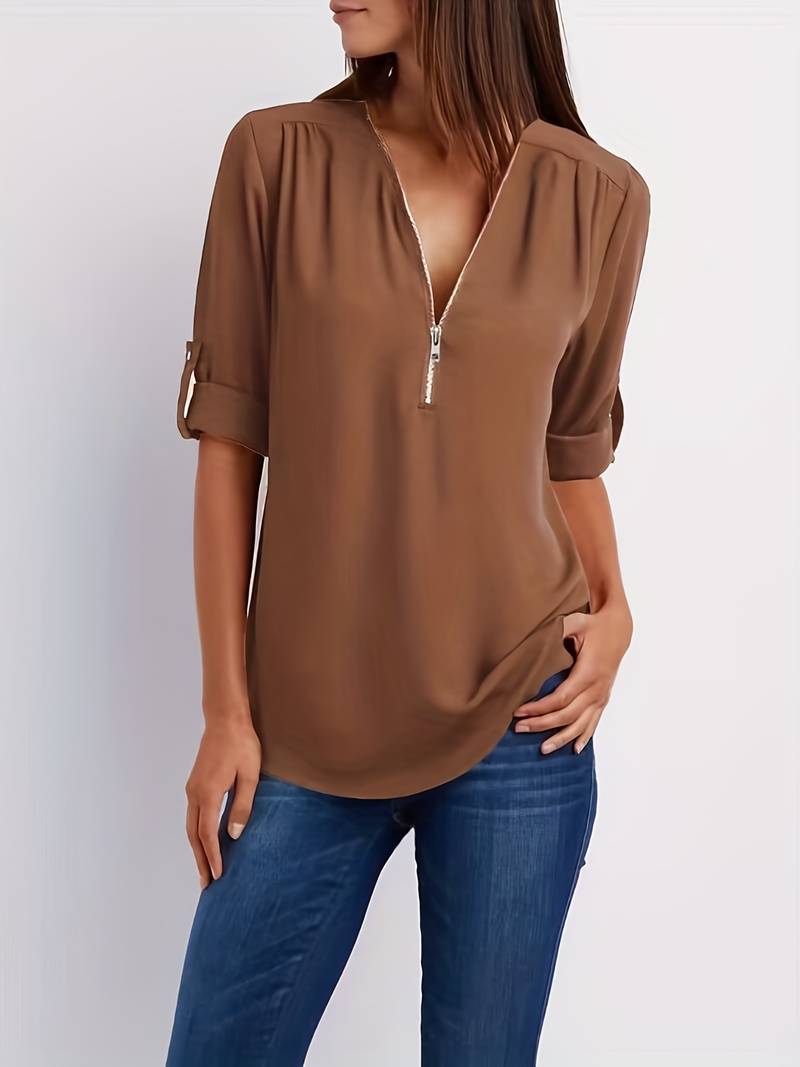 Dame afslappet bluse, rullekrave, halv lynlås, bagfra, mørkegrøn, komfortabelt og åndbart design.