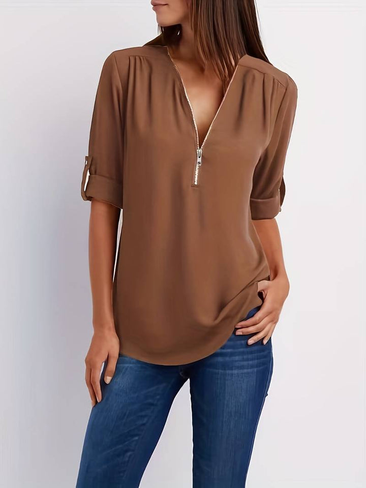 Dame afslappet bluse, rullekrave, halv lynlås, bagfra, mørkegrøn, komfortabelt og åndbart design.