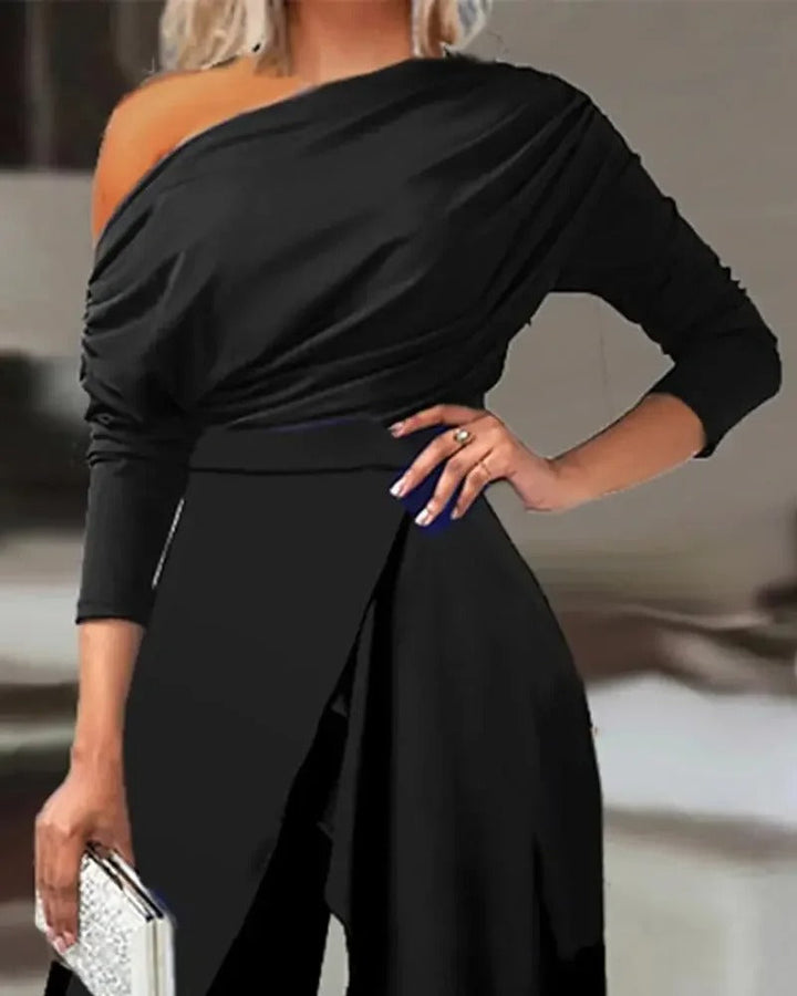 Dame jumpsuit med rynker, vide ben og cold shoulder i blå, elegant og moderne til forår/sommer.