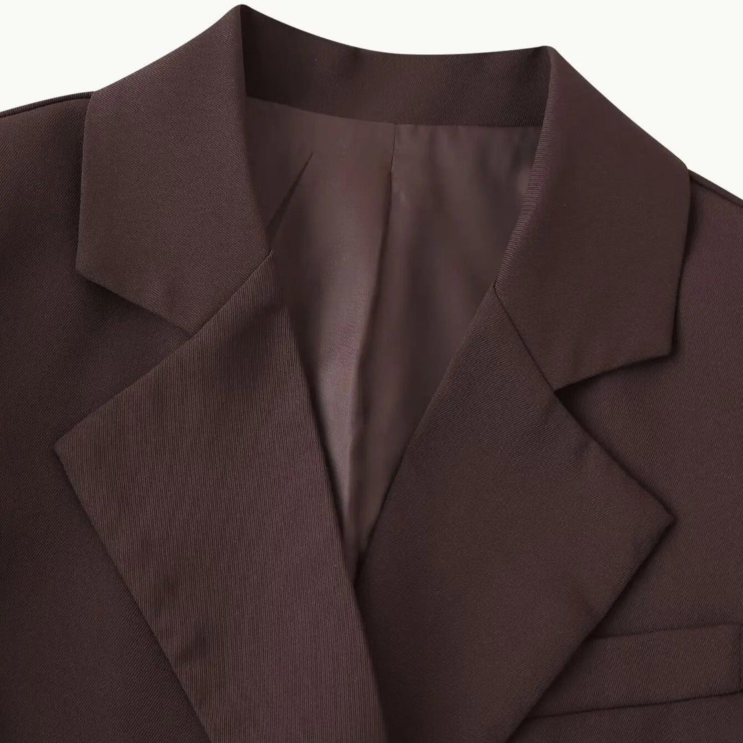 Dame brun blazer med vendbar krave, dobbeltknapslukning, velegnet til professionel eller afslappet brug