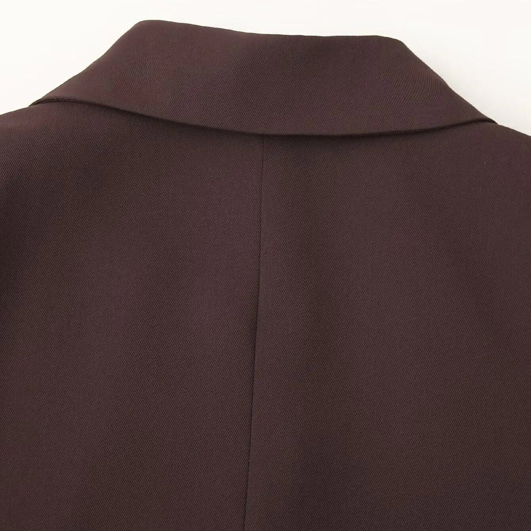Dame brun blazer med vendbar krave, dobbeltknapslukning, velegnet til professionel eller afslappet brug
