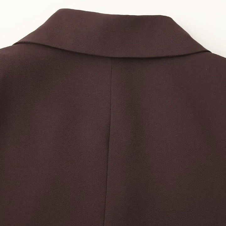 Dame brun blazer med vendbar krave, dobbeltknapslukning, velegnet til professionel eller afslappet brug