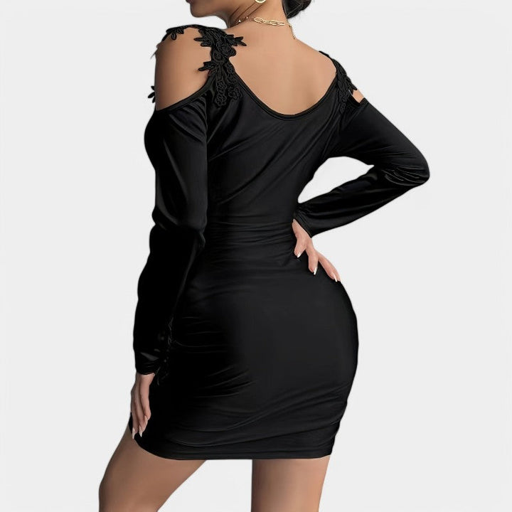 Dame bodycon kjole med lange ærmer i satin, elegant ensfarvet design, fremhæver femininitet og figur.