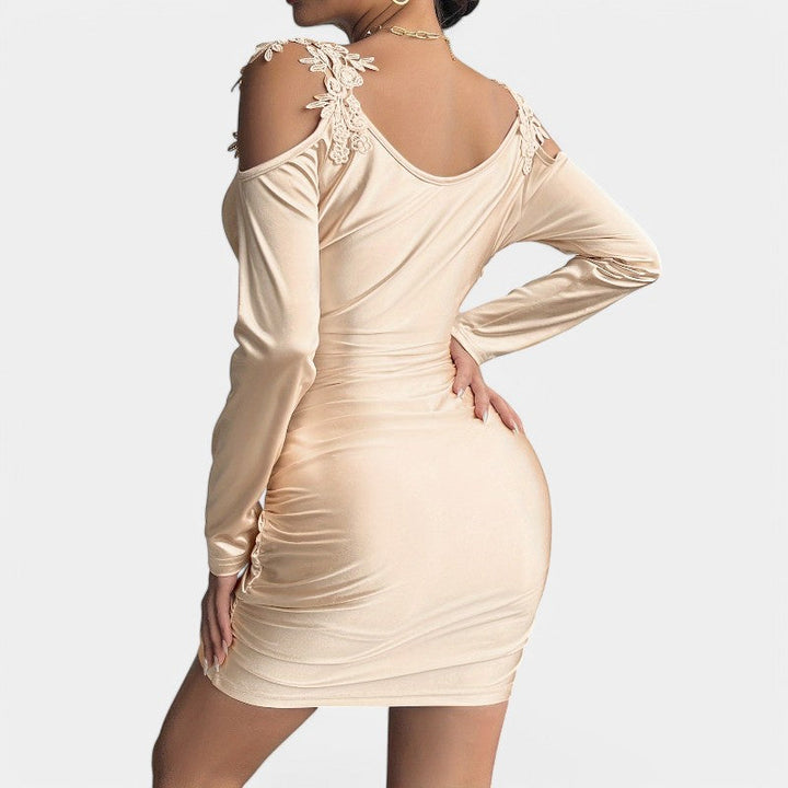 Dame bodycon kjole med lange ærmer i satin, elegant ensfarvet design, fremhæver femininitet og figur.