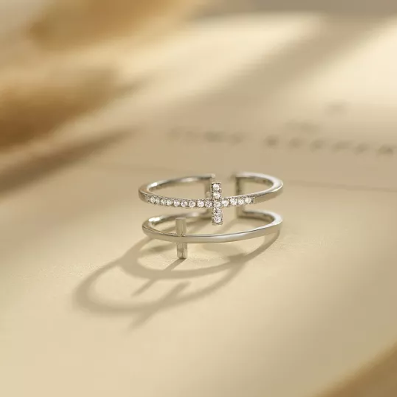 Dame justerbar dobbeltkrydsring i kobber med skinnende zirkon til elegant og meningsfuld brug.