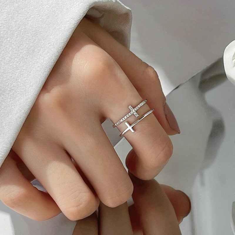 Dame justerbar dobbeltkrydsring i kobber med skinnende zirkon til elegant og meningsfuld brug.
