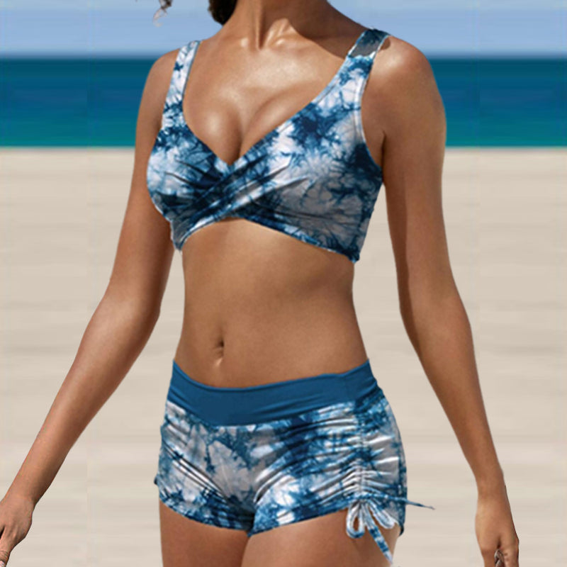 Dame sexet bikini med V-udskæring og farverige print på stranden. Perfekt pasform og komfort.