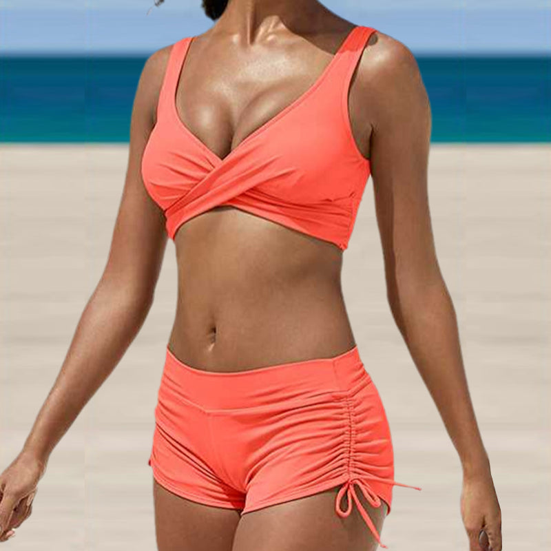 Dame sexet bikini med V-udskæring og farverige print på stranden. Perfekt pasform og komfort.