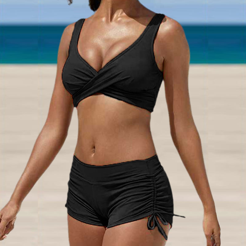 Dame sexet bikini med V-udskæring og farverige print på stranden. Perfekt pasform og komfort.