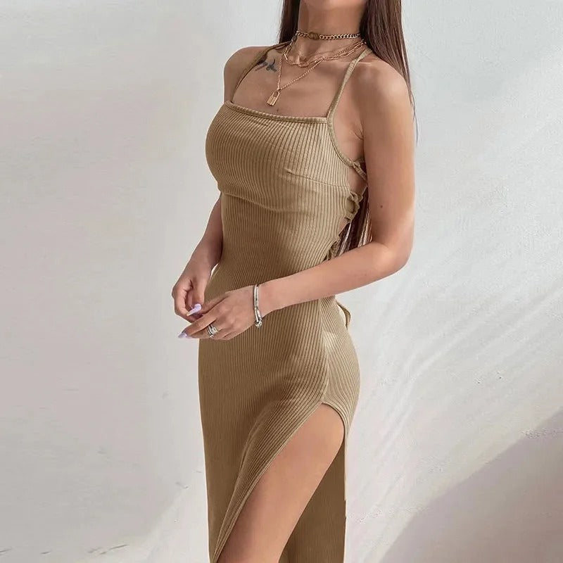Dame Halter Bodycon Kjole med Åben Ryg, tætsiddende, sort, elegant og dristigt design, velegnet til fester og moderigtige lejligheder