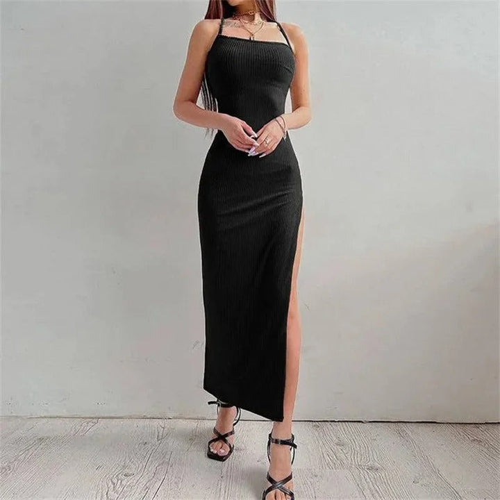 Dame Halter Bodycon Kjole med Åben Ryg, tætsiddende, sort, elegant og dristigt design, velegnet til fester og moderigtige lejligheder