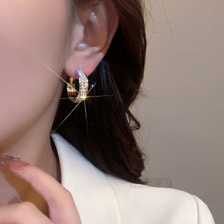 Dame glitrende små hoop øreringe med zirkoner, skinnende metallegering, elegant design, egnet til hverdags og fest.