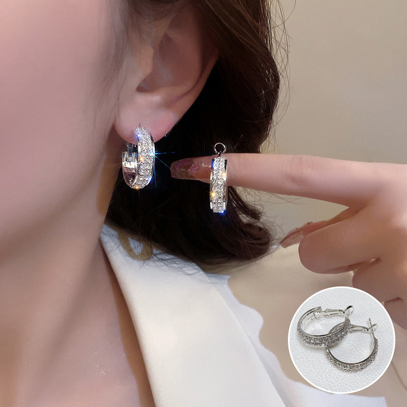 Dame glitrende små hoop øreringe med zirkoner, skinnende metallegering, elegant design, egnet til hverdags og fest.