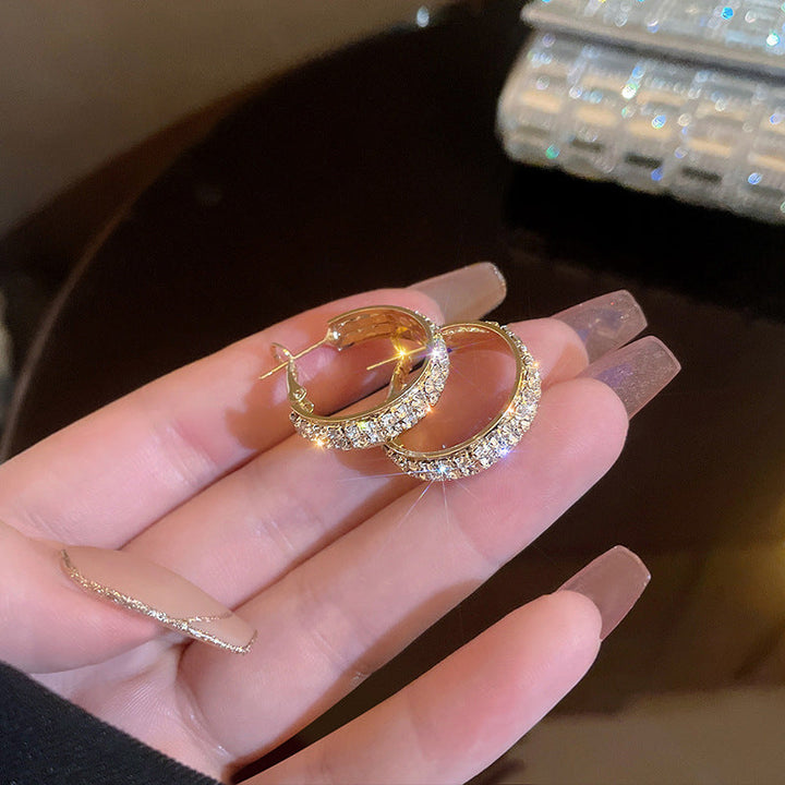 Dame glitrende små hoop øreringe med zirkoner, skinnende metallegering, elegant design, egnet til hverdags og fest.