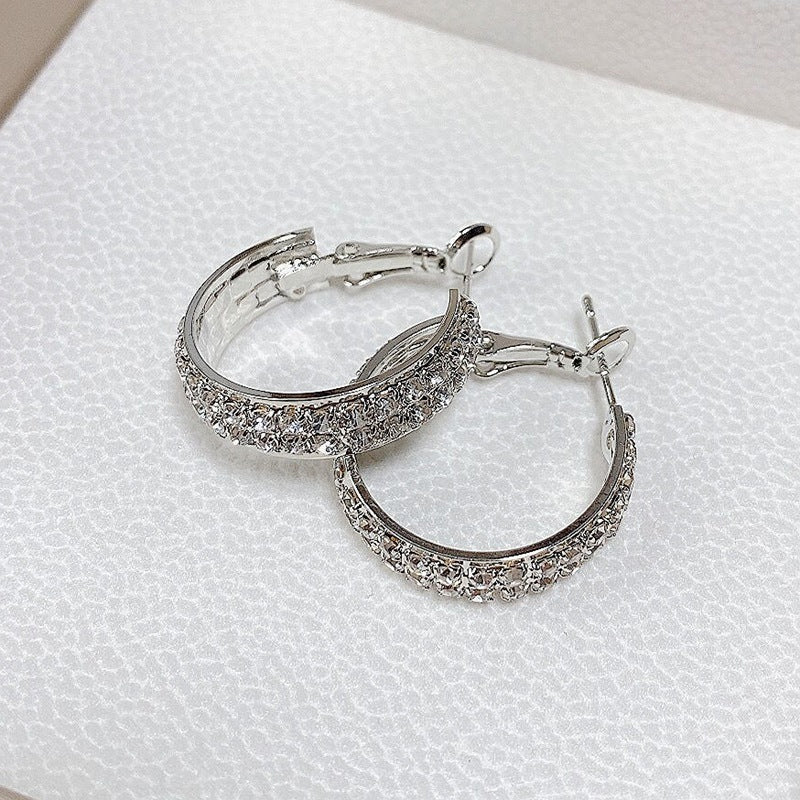 Dame glitrende små hoop øreringe med zirkoner, skinnende metallegering, elegant design, egnet til hverdags og fest.